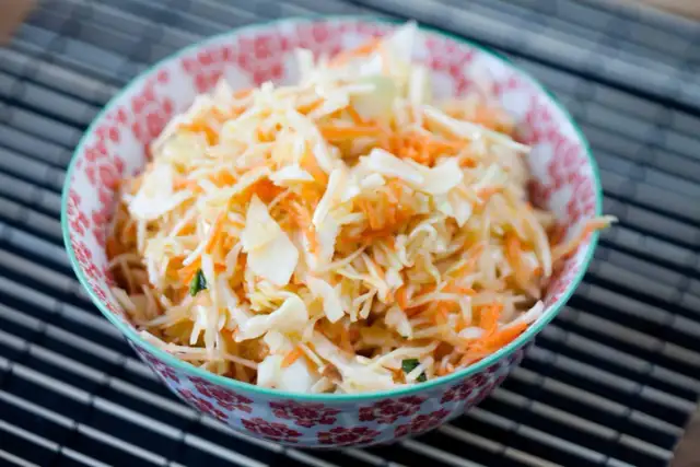 Szybka sałatka z kapusty jak u chińczyka – smaki, które pokochasz
