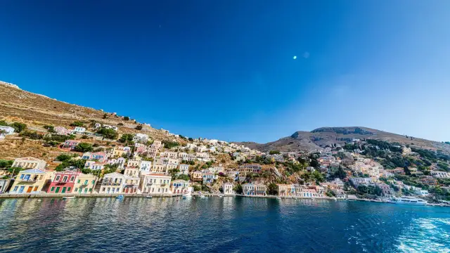 Kolorowe domy wznoszą się po zboczu góry, tworząc jeden z najpiękniejszych miejsc na Rodos. Błękitne morze i czyste niebo dopełniają widok.