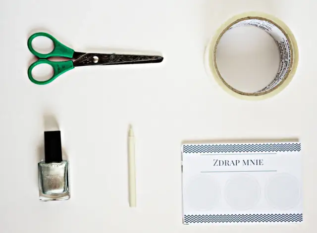 Potrzebne do zabawy: nożyczki, taśma, lakier, kredka i karta "ZDRAP MNIE". Tak wygrasz w zdrapkę!