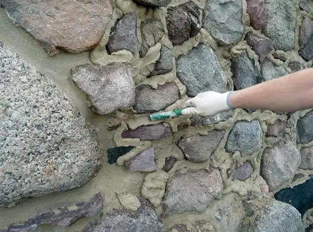 Jaka zaprawa do murowania kamienia polnego? Poznaj najlepsze