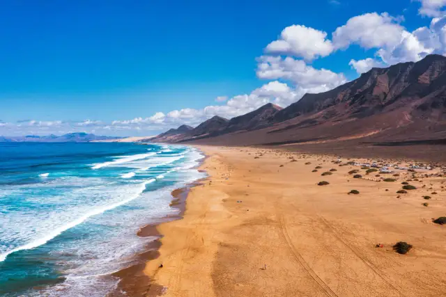 Plaża Cofete, Fuerteventura. Wspaniałe morze, góry i piasek – idealne morro jable atrakcje dla każdego.