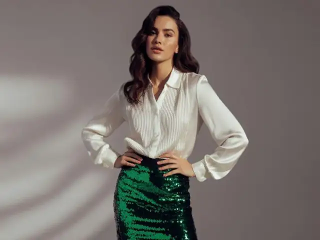 Jaką bluzkę do cekinowych spodni wybrać, by wyglądać stylowo?