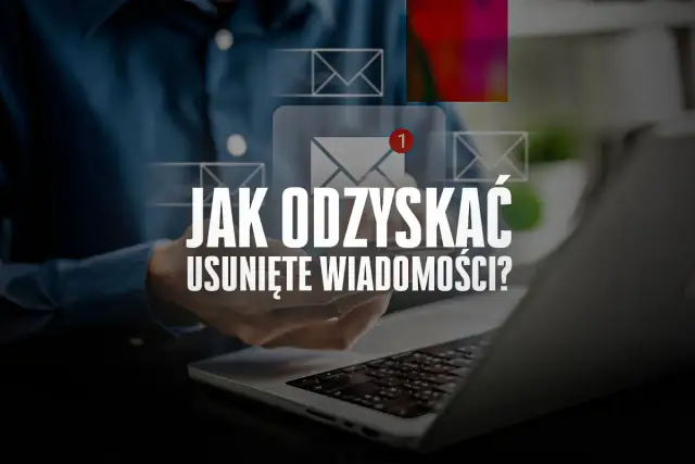 Odzyskiwanie usuniętych wiadomości SMS. Dłoń nad klawiaturą laptopa, ikony kopert.