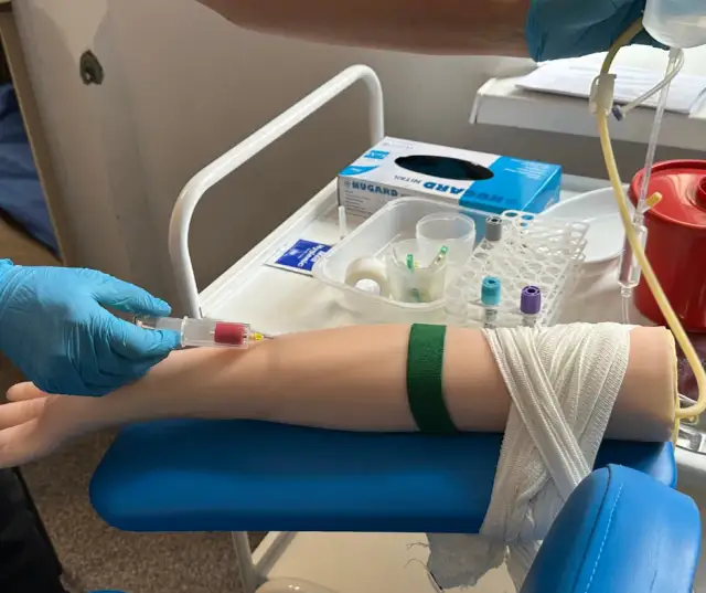 Ile trwa kurs opiekuna medycznego? Sprawdź, zanim się zapiszesz