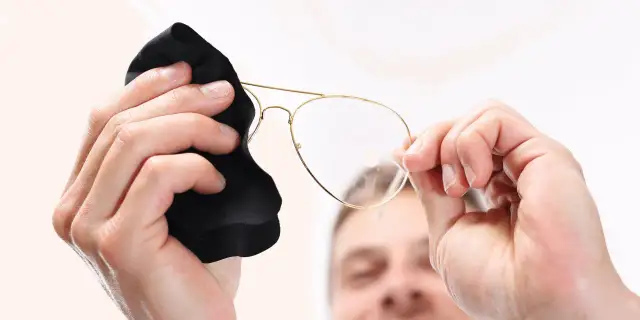 Jak czyścić okulary fotochromowe? 7 błędów, które niszczą!