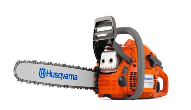 Pomarańczowa piła łańcuchowa Husqvarna 445, idealna do prac leśnych. Szukasz części motocyklowych Husqvarna? Ta piła to dowód jakości.