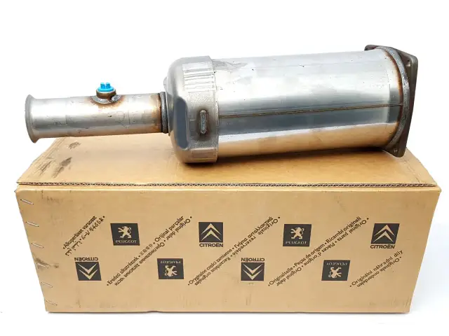 Filtr cząstek stałych DPF Peugeot/Citroën na kartonowym pudełku z logo producentów.