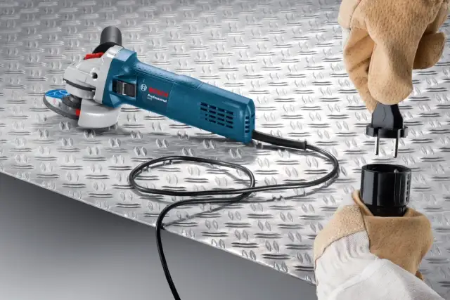 Niebieska szlifierka kątowa Bosch Professional z tarczą, podłączana do prądu.
