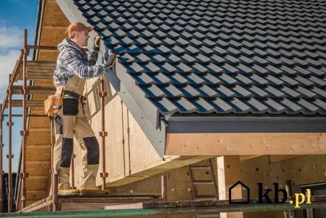Ile biorą dekarze za dach? Sprawdź cennik i uniknij ukrytych kosztów!