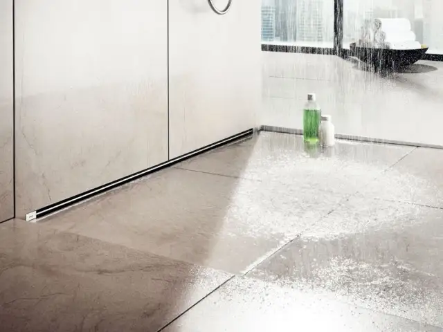 Nowoczesna łazienka z odpływem liniowym. Wylewka pod odpływ liniowy zapewnia estetykę i funkcjonalność.