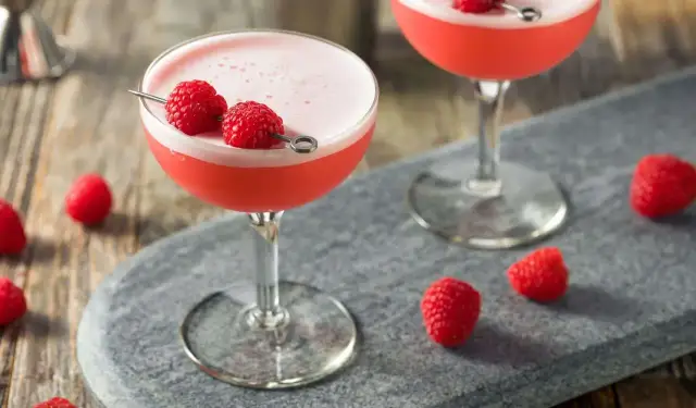 Najlepsze przepisy na drinki z granatem, które zaskoczą Twoich gości