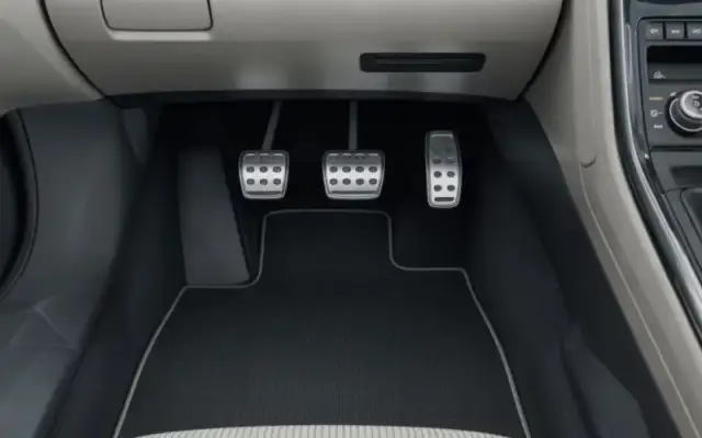 Gdzie jest sprzęgło? Lokalizacja, działanie i jak o nie dbać!