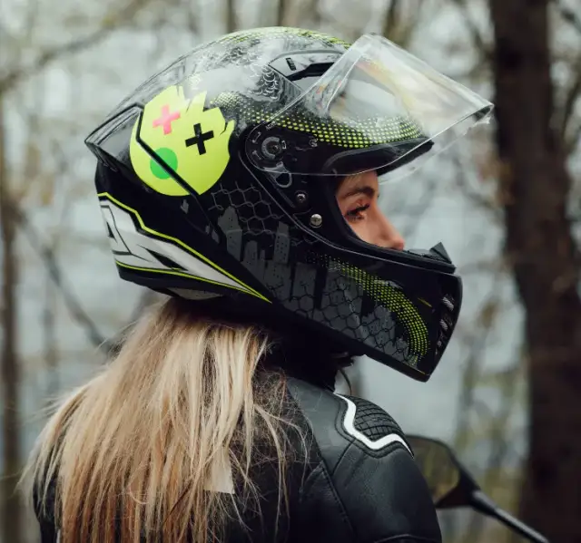 Kask motocyklowy: Jaki kolor wybrać, by być widocznym i bezpiecznym?