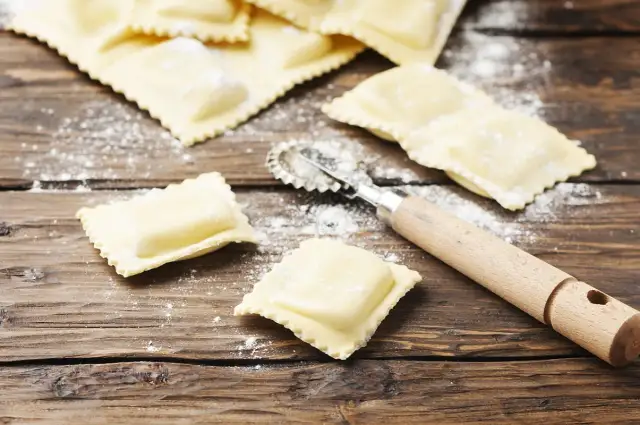 Ravioli czy tortellini: poznaj kluczowe różnice i wybierz lepiej
