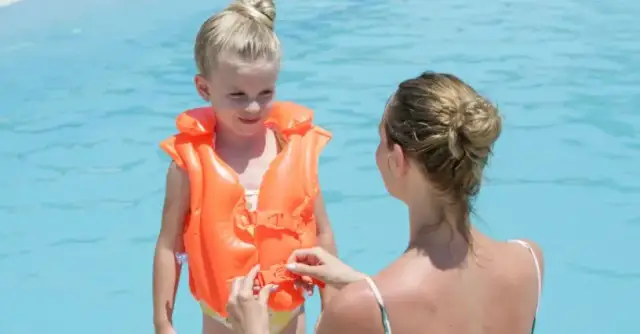 Najlepsze kamizelki do pływania w Decathlonie dla dzieci - bezpieczeństwo i komfort