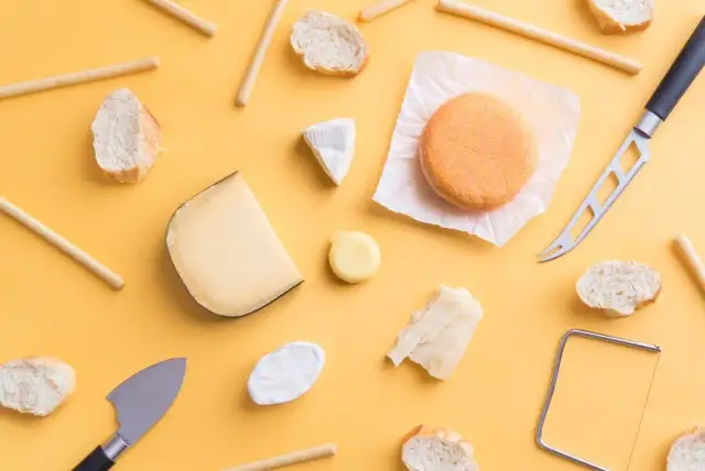 Jaki ser do carbonary zamiast parmezanu? Oto najlepsze zamienniki