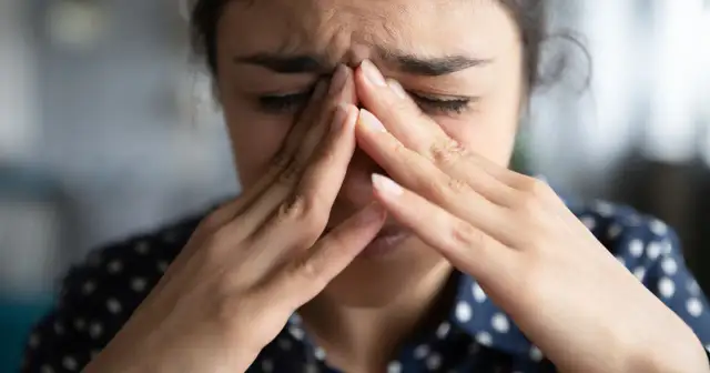 Mroczki przed oczami i zawroty głowy: Kiedy to sygnał alarmowy?