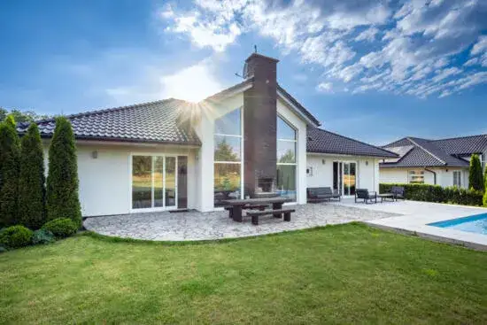 Jakie okna pasują do dachówek antracytowych? Kluczowe informacje i porady