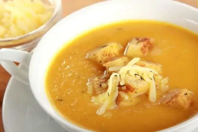 Jak ugotować pyszną zupę cebulową – prosty przepis krok po kroku