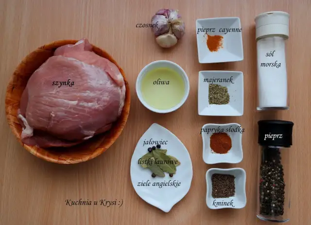 Soczysta szynka pieczona w rękawie z czosnkiem, majerankiem, jałowcem, liśćmi laurowymi, zielem angielskim, kminkiem, solą, pieprzem i papryką.