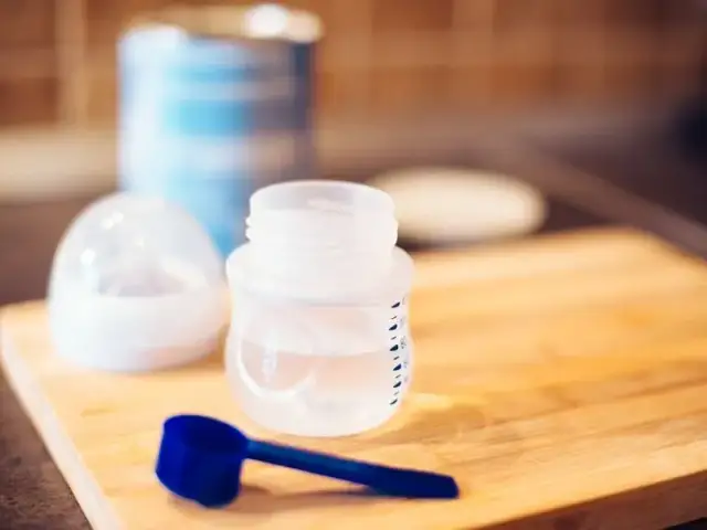 Jaka woda dla niemowlaka? Kompletny przewodnik dla rodziców