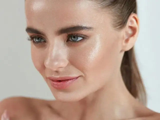 Rozświetlacz do jasnej cery: Jak wybrać i aplikować bez błędów?