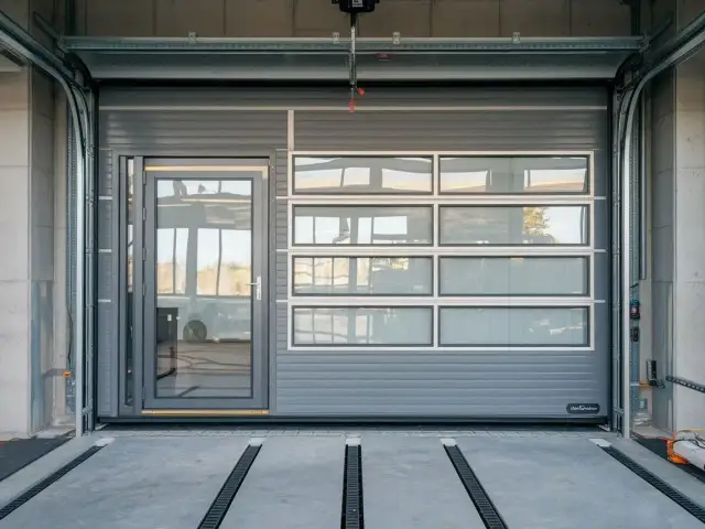 Jak zrobić drzwi w bramie segmentowej - uniknij najczęstszych błędów