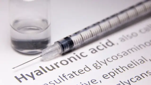 Kwas hialuronowy nie rozciąga skóry! Poznaj fakty i obal mity