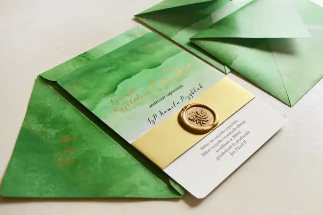 Zielone zaproszenia z akwarelowymi wzorami i złotym lakowym stemplem. Czy warto inwestować w personalizowaną papeterię rzemieślniczą z lakiem? Tak!
