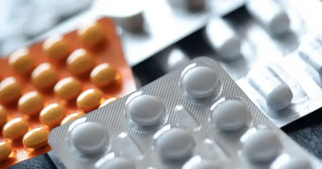 Blistry z tabletkami, w tym żółte i białe. Mogą być stosowane w celu osiągnięcia podwyższonej witaminy B12.