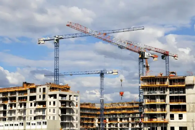 Budowa osiedla z wieloma dźwigami. Czy to zapowiedź prawdziwych powodów, dla których deweloperzy masowo wstrzymują budowy w 2026 roku?