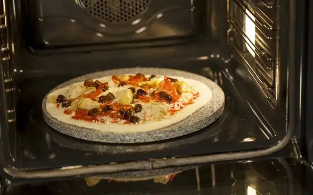 Ile piec pizzę na kamieniu, aby uzyskać idealny smak i chrupkość?