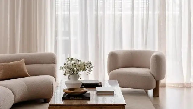 Cortinas o estores: ¿Qué elegir para tu salón? Guía experta 2026