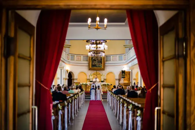 Czym się różni katolik od chrześcijanina? Poznaj kluczowe różnice