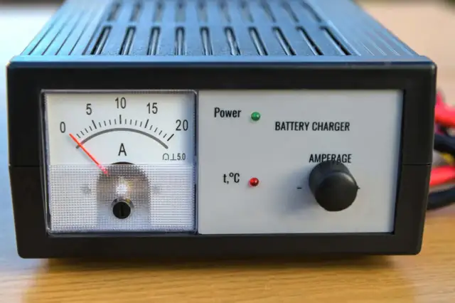 Prostownik do akumulatorów z amperomierzem i kontrolkami.