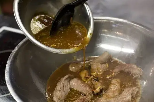 Ostra wieprzowina na ostro – prosty przepis na pyszne danie