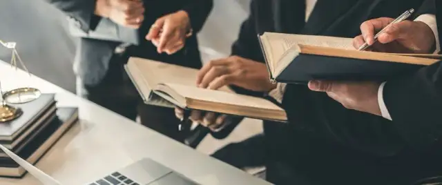 Czy rozprawa może się odbyć bez oskarżonego? Sprawdź ważne informacje