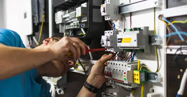 Ile trwa kurs elektryka? Poznaj różne rodzaje szkoleń i ich czas trwania