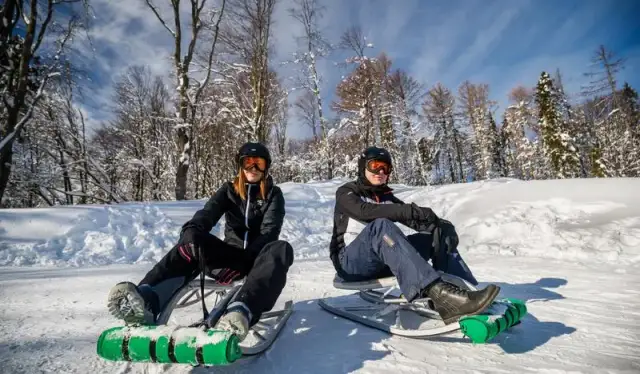 Gdzie na sanki z dzieckiem w Małopolsce? Najlepsze miejsca na zimowe szaleństwo