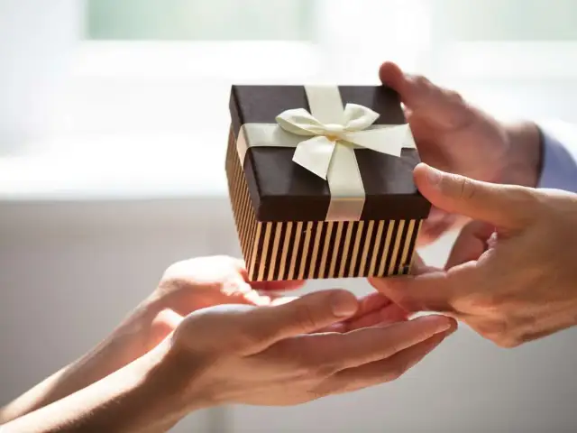 Zegarek na prezent: Czy naprawdę przynosi pecha? Odkryj prawdę!