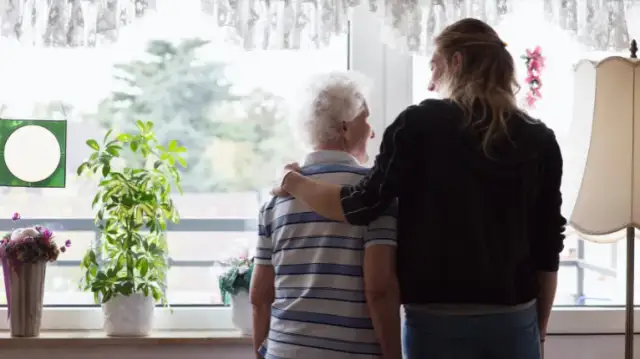 Ile zarabia opiekunka osoby starszej? Sprawdź, co wpływa na pensję