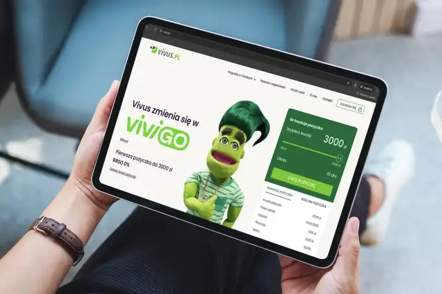 Na tablecie wyświetla się strona vivus.pl z ofertą pożyczki. Zielona postać z włosami zachęca do skorzystania z oferty, gdzie vivus gdzie jest haczyk? RRSO 0% na pierwszą pożyczkę do 3000 zł.