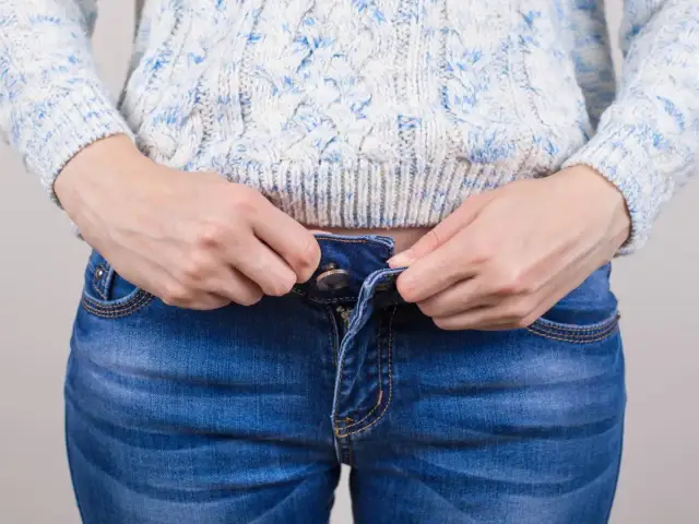 Jak poszerzyć spodnie w pasie? Skuteczne triki DIY i porady krawca