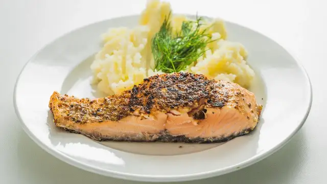 Jak upiec łososia na patelni, aby uniknąć suchego mięsa i cieszyć się smakiem
