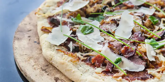 Jak czyścić kamień do pizzy, aby uniknąć uszkodzeń i przypaleń