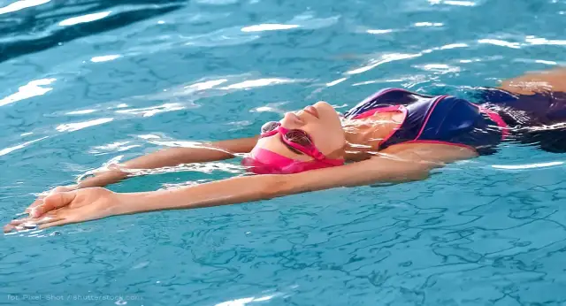 Jaki styl pływania na zdrowy kręgosłup? Ekspert radzi!