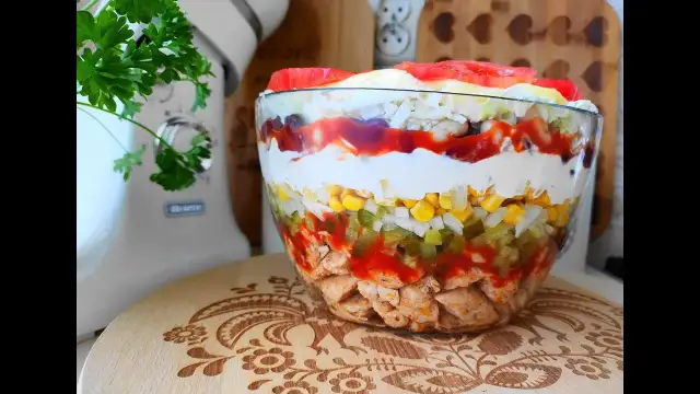 Surówki do gyrosa: Przepisy, które zbalansują smak i dodadzą świeżości