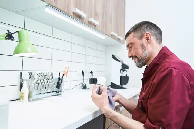 Rysy na okularach: Co działa, a co niszczy? Poradnik optyka