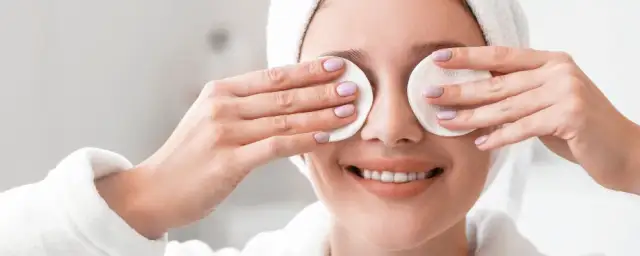 Czym zmywać makijaż oczu, aby uniknąć podrażnień i efektów ubocznych?