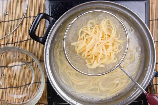 Płukać makaron czy nie? Ekspert wyjaśnia, kiedy to błąd!